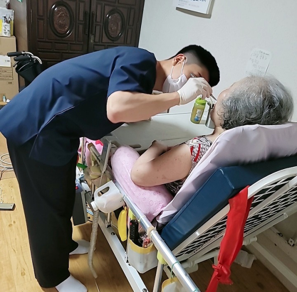 찾아가는 구강관리 진료 모습