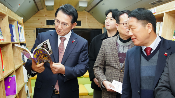 27일 시청 현관 앞에서 열린 서산시립이동도서관 시승식 모습