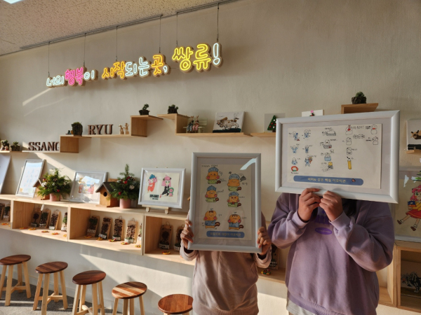 학생들이 작품들 선보이고 있다.