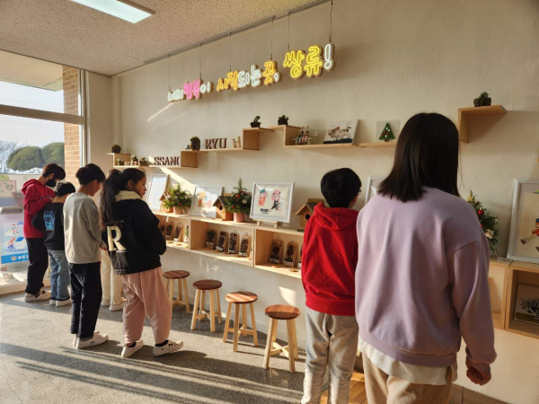 학생들이 작품을 관람하고 있다.