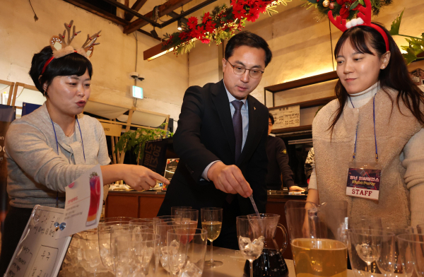 박희조 동구청장(사진 가운데)이 지난 22일 원동 문화공감 철카페에서 열린 청년 과학 야간파티 행사에서 칵테일 만들기 체험을 하고 있다.