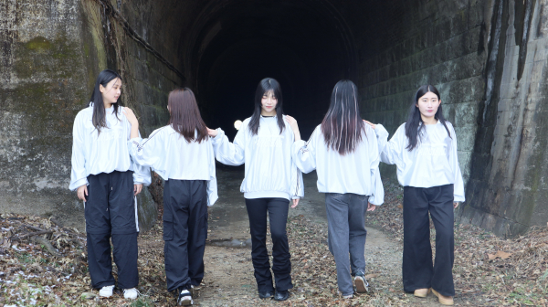 공연예술콘텐츠학과 학생들 터널입구에서 공연모습