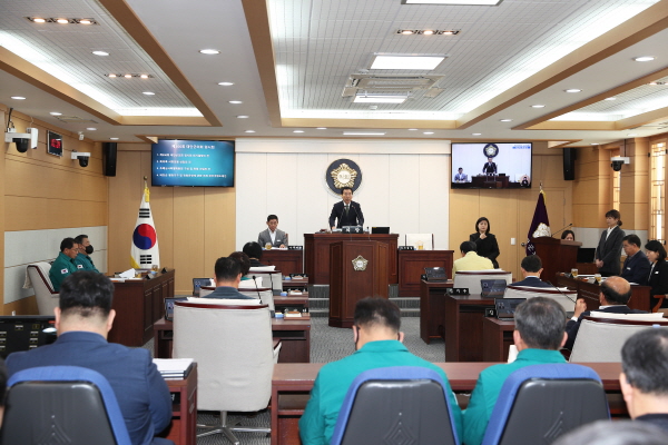 지난 27일 태안군의회 본회의장에서 열린 제300회 태안군의회 임시회 모습