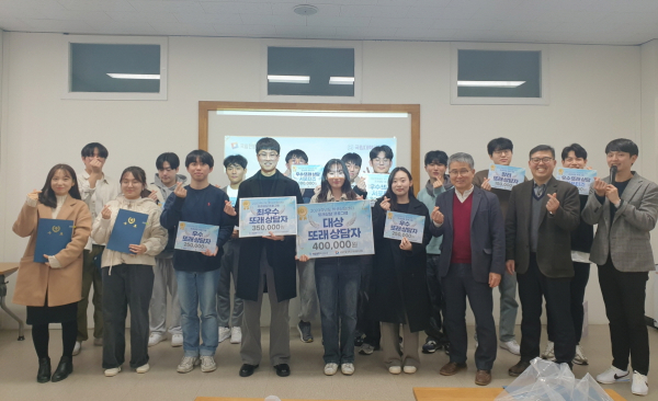 지난 26일 교내에서 ‘2023학년도 학생상담센터 10기 또래상담자 수료식’을 개최하고 프로그램에 참여한 학생들과 관계자들이 함께 기념촬영