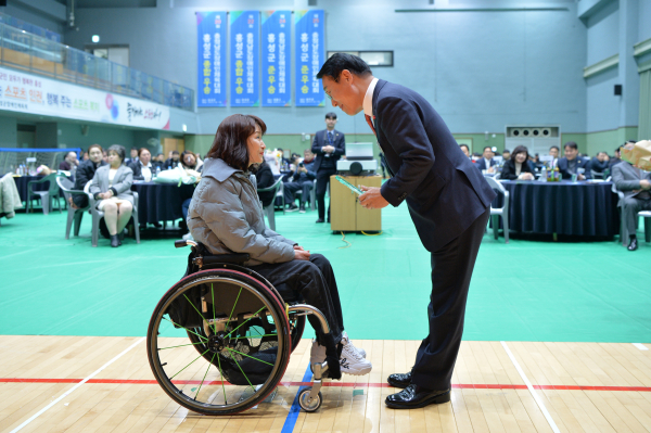 2023년 홍성군 장애체육인의 밤(왼쪽부터 김정아 선수, 이용록 홍성군수)