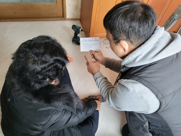 취약계층 가구에 ‘IoT 무선화재감지기’ 설치 모습