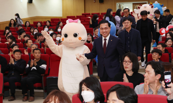 지난 29일 동구청 대강당에서 열린 종무식에서 용의 해인 갑진년(甲辰年)을 앞두고 박희조 구청장이 용과 함께 입장하고 있다.