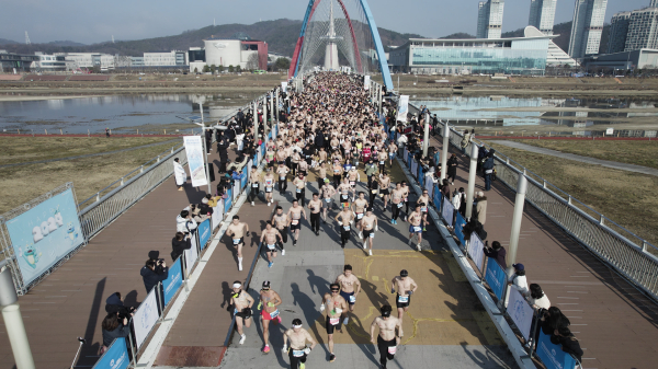‘선양 맨몸러닝페스타’(옛 대전맨몸마라톤대회)가 2024년 갑진년(甲辰年) 첫날인 1일 전국에서 6000여 인파가 몰린 가운데 펼쳐졌다.(항공샷)