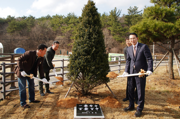 지난 1일 이완섭 서산시장이 서산시종합사격장 입구에 기념식수를 하고 표지석을 설치했다(왼쪽부터 첫 번째 박종서 충남사격연맹회장, 정인승 서산시사격연맹회장, 이완섭 서산시장, 박신영 서산시청 사격팀 감독)