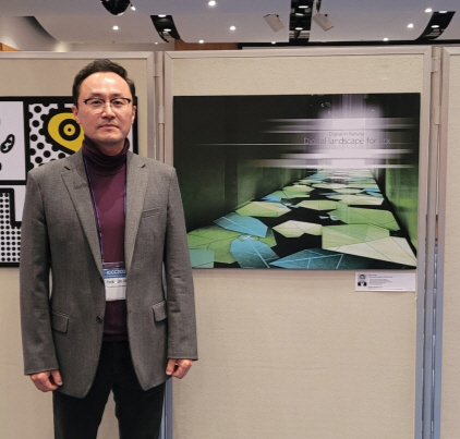 산업디자인학과 박진호 교수가 출품작과 함께 기념촬영