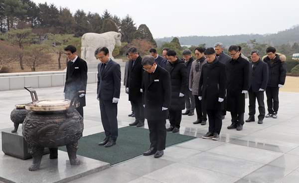특구재단 임직원 현충원 참배 모습
