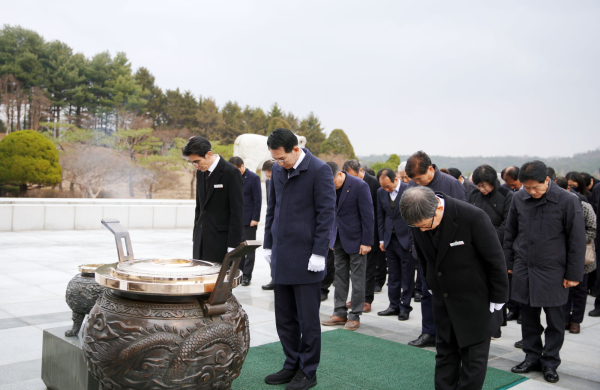 이완섭 서산시장을 비롯한 민주평화통일자문회의 서산시협의회 등 단체 100여 명이 국립대전현충원에서 참배하는 모습