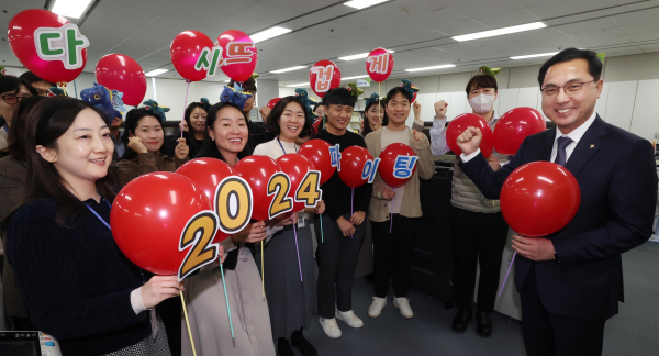 박희조 동구청장(사진 맨 왼쪽)이 2일 기획홍보실 사무실에서 직원들이 준비한 풍선을 들고 새해 힘찬 도약을 다짐하며 기념 촬영