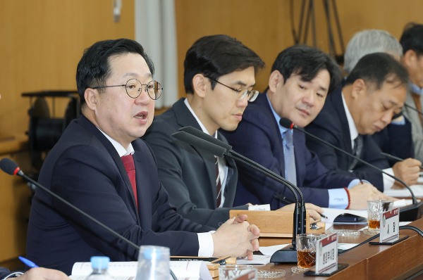이장우 대전시장이 3일 새해 첫 확대간부회의에서 모두 발언을 하고 있다.
