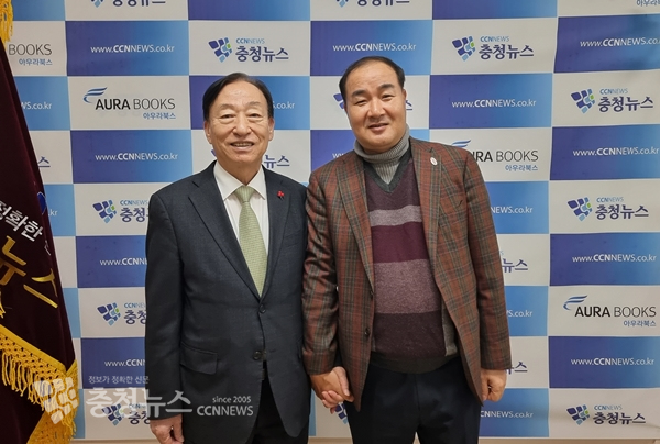 왼쪽부터 설동호 대전시교육감과 김거수 충청뉴스 대표