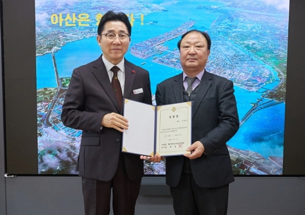 박경귀 아산시장(왼쪽)이 주명선 원장에게 임명장을 수여했다/아산시 제공