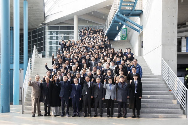 조보현 학교법인 배재학당 이사장, 김욱 배재대 총장 등 배재대 구성원이 4일 대학 국제교류관에서 ‘2024년 신년교례회’를 마친 후 기념사진