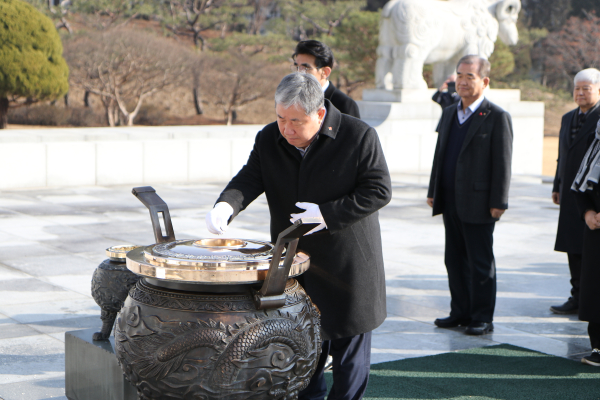 대전상공회의소·대전세종충남 경제단체협의회, 국립대전현충원 참배(정태희 회장 분향) 모습