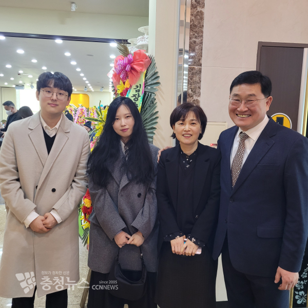 김장수 박사는 행사장 입구에서 가족들과 함께 일일이 인사를 나눴다. 아들, 딸, 부인