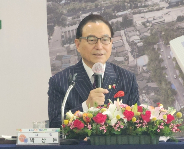 원성1동 행정복지센터를 찾은 박상돈 천안시장/사진=박동혁 기자