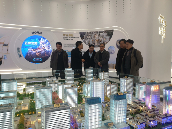 지난 4일 중국 위해시 위즈덤밸리투자운영유한공사와의 업무협약을 체결하고, 중국 측 관계자로부터 위즈덤밸리 산업단지에 대해 설명을 듣고 있다.