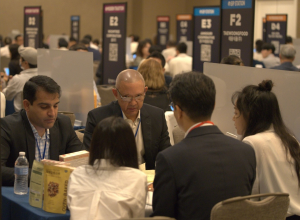 수출업체-바이어 1:1 매칭 상담 모습