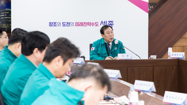 9일, 대설 관련 긴급대책회의를 진행하고 있는 최민호 시장