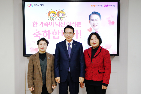 지난 9일, 시장실에서 열린 간담회 사진(왼쪽부터 이지현 상담관, 이완섭 서산시장, 김정미 상담관)