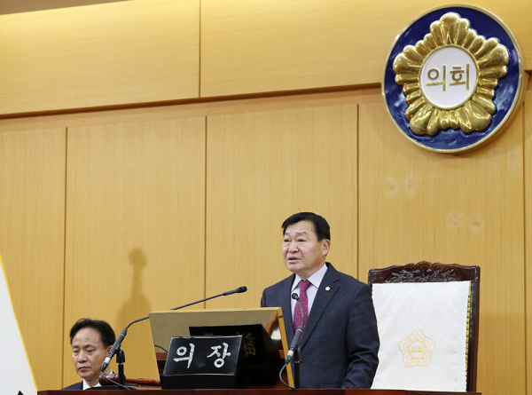 제291회 임시회에서 개회사하는 김맹호 의장 모습