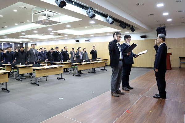 국가철도공단 김한영 이사장(맨 오른쪽)과 설계심의분과위원들이 청렴결의를 하고 있다.