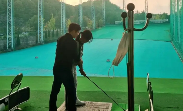 박세관 협회장이 골퍼의 자세를 교정해 주고 있다.