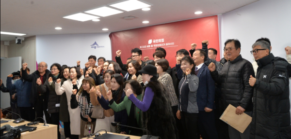 지지자들과 함께