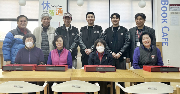 11일 오전 목원대 사회과학대학 1층 북카페에서 경영학과 학생회 학생들과 청소 담당자 등이 기념촬영