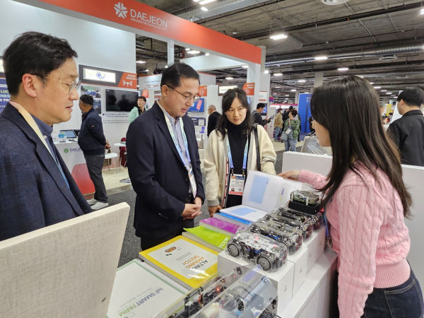 박희조 동구청장 CES 2024 참관(대전관) 모습