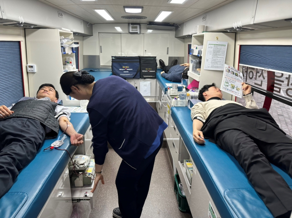 11일 충남교육청에서 진행된 사랑의 헌혈 행사에 직원들이 참여해 헌혈을 하고있는 모습