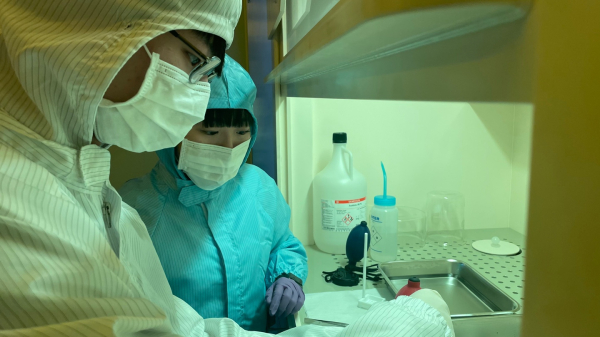 미래창의인재교육원이 지역청소년을 위해 마련한 ‘반도체 제조공정 교육’에 참여한 동아마이스터고등학교 학생들이 실습을 진행하고 있다.