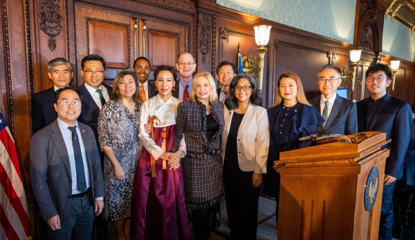 ‘22.12월 美 연방의회 ‘김치의 날’ 기념행사 * 김춘진 한국농수산식품유통공사 사장(2열 왼쪽 2번째), 엘렌 박 뉴저지주 하원의원(1열 오른쪽 3번째)