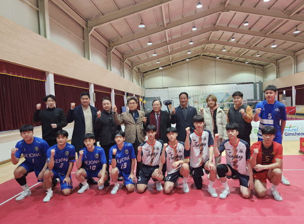 세종미래고 학생들과 관계자들이 태국으로 전지훈련을 떠나기 전 단체사진