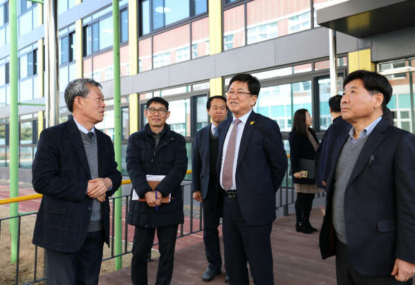 12일, 최교진 교육감 등 세종시교육청 관계자들이 세종고등학교 그린스마트스쿨 사업 현장을 방문하고 있다.