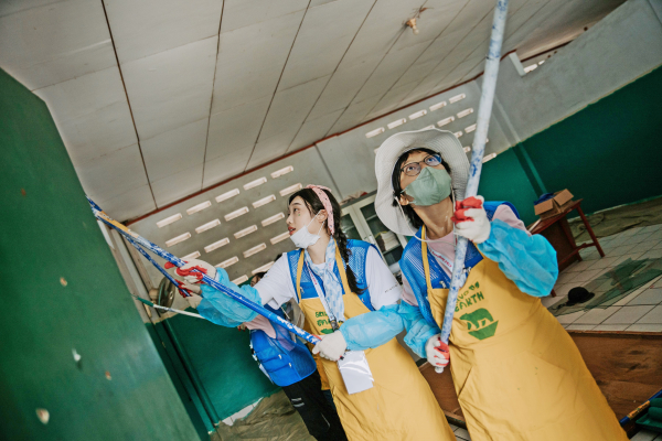 대학생 해외봉사단 상상위더스가 인도네시아 대학생들과 실시한 연합봉사에서 교유 환경 개선봉사를 진행하는 모습