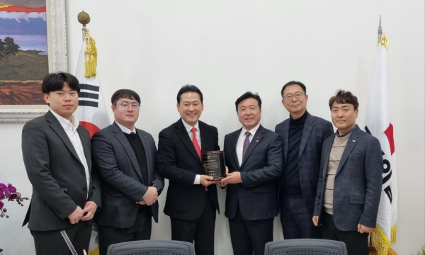 최재구 예산군수(왼쪽에서 네번째)가 장동혁 의원(왼쪽에서 세번째)에게 감사패를 전달하는 모습