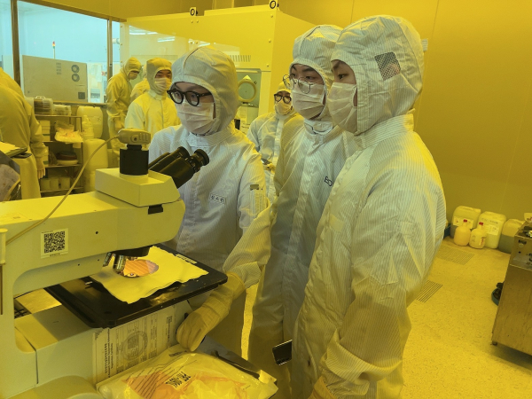 반도체 Multiversity 협의체가 개최한 ‘2023 반도체 Multiversity 공정실습 Winter Boot Camp’에서 참여 학생들이 실습 교육을 진행하고 있다.