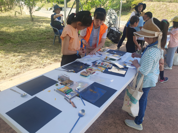 지난해 6월 9일 음암면 부장리 일원에서 운영한 환경의 날 기념 신장천 비점오염저감시설 생태학습장 견학