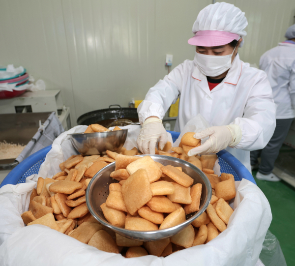 지난 16일 ‘포동청년회영농조합법인’의 한과 생산 모습.