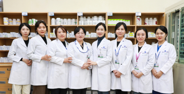 왼쪽부터 김정연, 임선혜, 성예원, 김지영, 신나영, 최순옥, 박은정, 이예리 약사