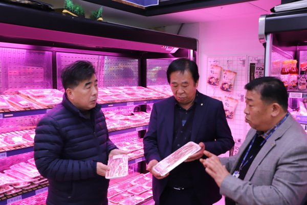 백남성 농협충남세종본부장(왼쪽)과 임유수 세종중앙농협조합장(가운데)이 세종중앙농협 하나로마트에서 설명절 축산물 특별점검을 진행하고 있다.