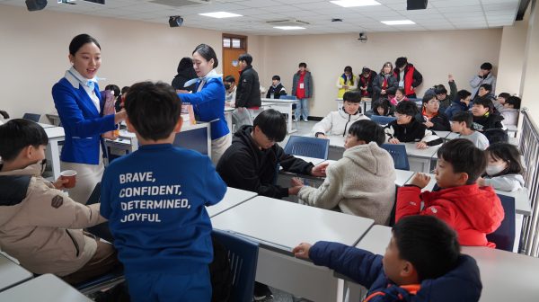 관광학부 항공서비스전공 학생들이 아동ㆍ청소년을 대상으로 프로그램을 진행하고 있다.