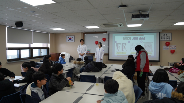 간호학과 학생들이 아동ㆍ청소년을 대상으로 프로그램을 진행하고 있다.