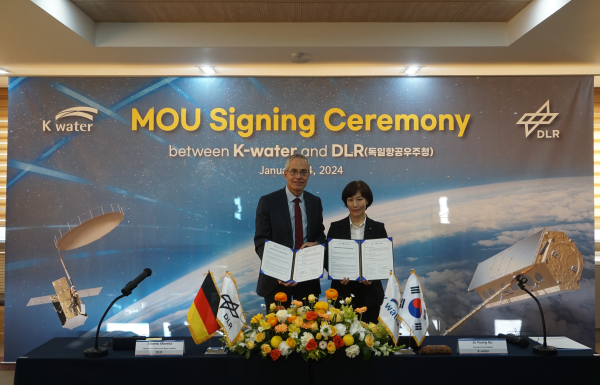 24일 대전시 유성구 K-water연구원에서 구자영 한국수자원공사 기획부문장(사진 오른쪽)이 알베르토 모레이라(Alberto Moreira) 독일항공우주청(DLR) 레이더연구원장(사진 왼쪽)과 수자원위성 영상레이더 품질 최적화 기술개발 업무협약을 체결하고 있다.