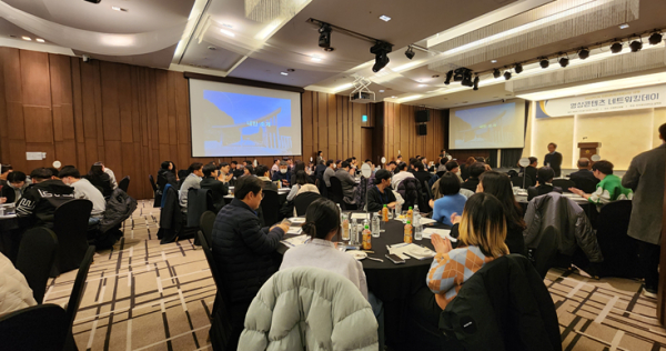 한국영상대학교가 주관 및 개최한 영상콘텐츠 네트워킹데이에 기업 관계자와 동문들이 참석해 아이디어를 공유하고 있다.